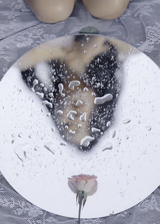 镜子里的一面女人肖像 桌上有水滴和鸡蛋