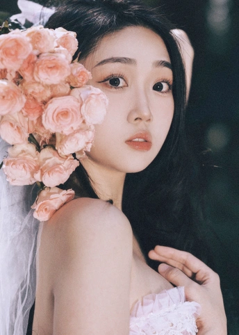 一位穿着连衣裙、头戴粉色玫瑰的美女正在为肖像画做姿势。