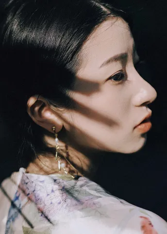 一位佩戴耳环和头发的女士的肖像