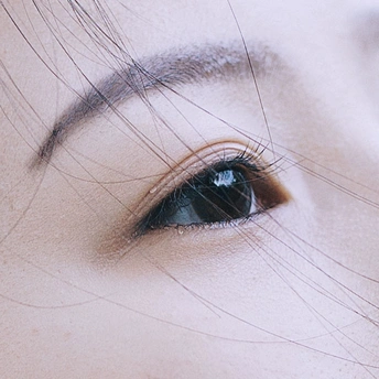 蓝眼睛女性的特写