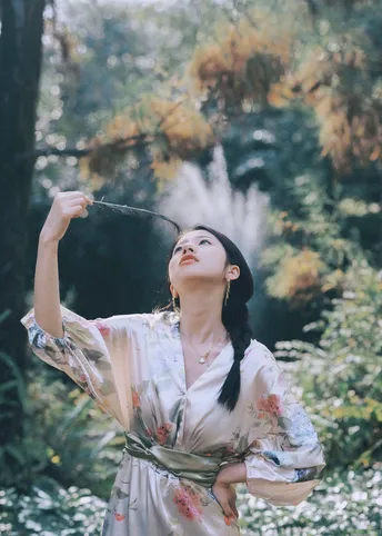 穿着和服的女孩在森林中