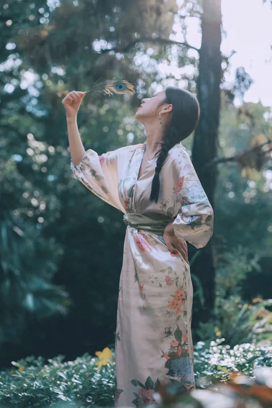 一位身着和服的女士在花园里
