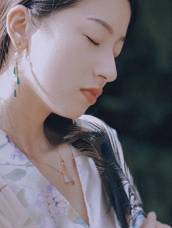 一位头戴羽毛的女士