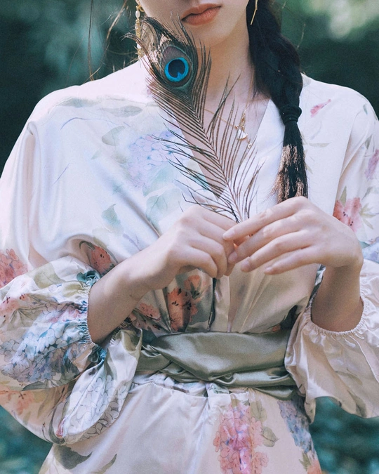 一位穿着和服的美丽女士的肖像