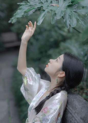 一位穿着和服的年轻女子举起手向天空