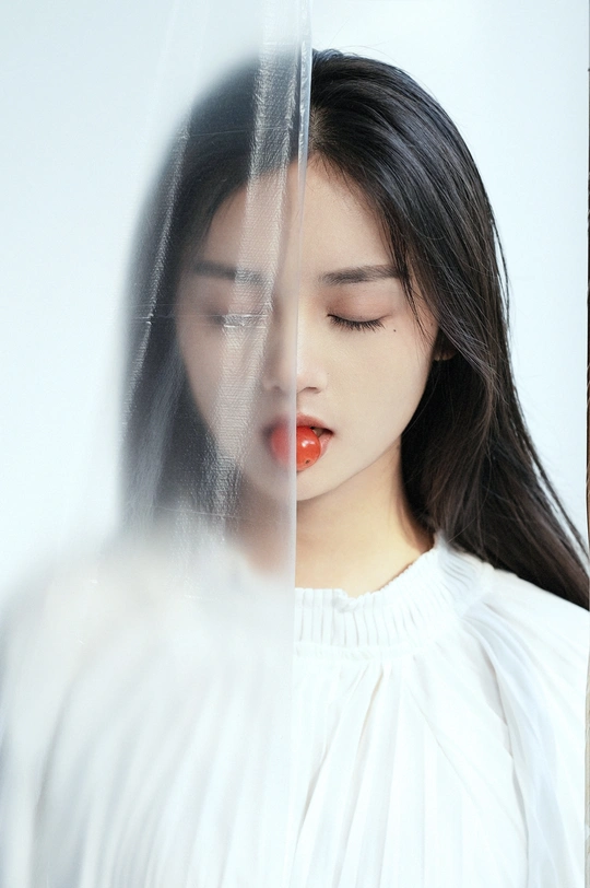 一张年轻女子涂着口红的照片和她一张白底照片