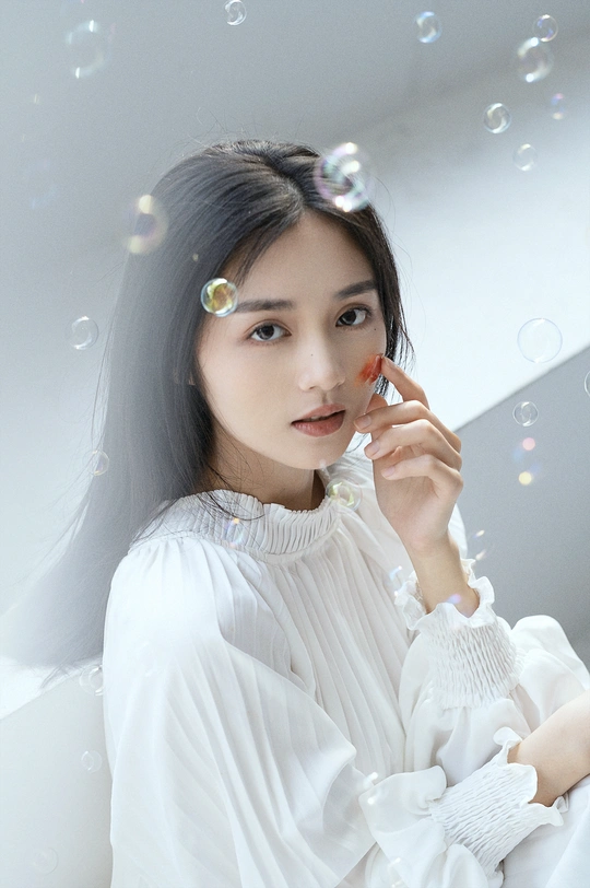 一位年轻女子在空中吹泡泡。