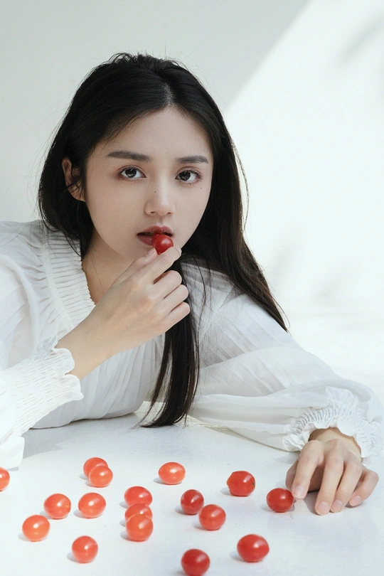 一位红唇少女吃西红柿