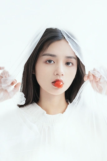 一位涂着口红的女青年带着惊讶的表情摆姿势