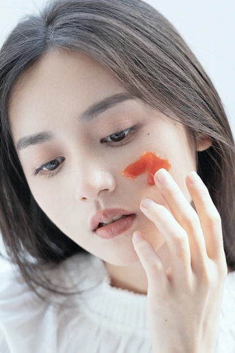 一位年轻女子用手捂住自己的脸