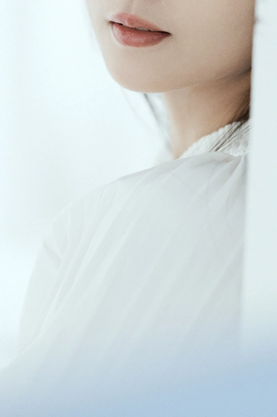 一位年轻女子穿着白色衬衫和领带 闭着眼睛的肖像