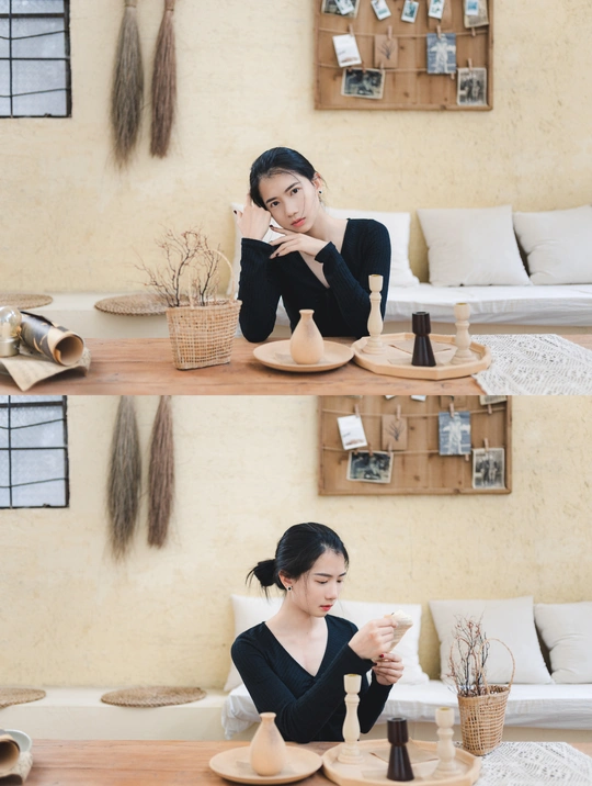 一个女人坐在客厅的木桌旁 喝着一杯咖啡