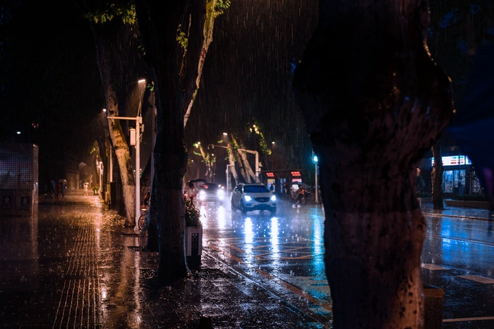 雨中的武汉街头