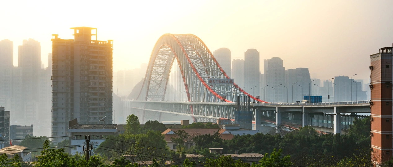 背景中有桥和建筑的城市