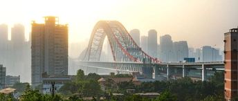 背景中有桥和建筑的城市