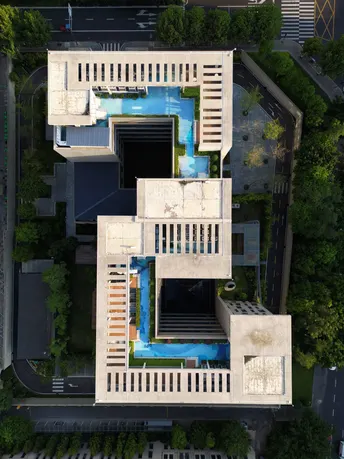 空中视角的现代房屋和游泳池