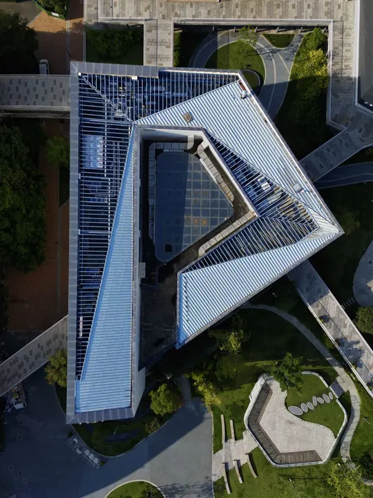 带有蓝色屋顶的建筑物 aerial view