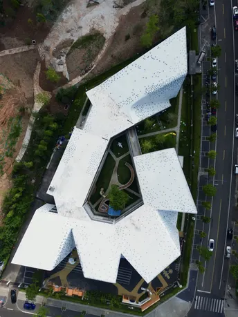 现代风格的白色建筑的空中视角