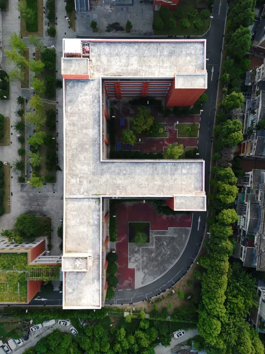 城市中的一座房子的 aerial view