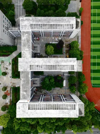 带有绿色屋顶的城市规划