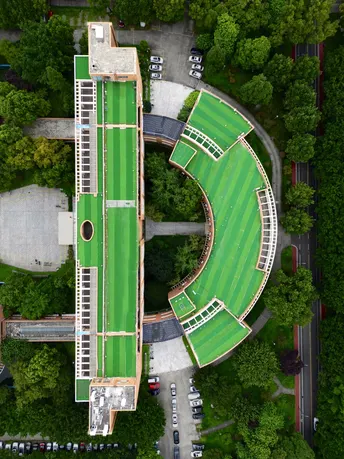 足球场和建筑的 aerial view