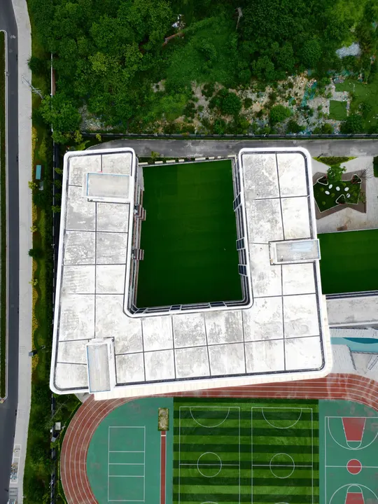 新体育场的天际线设计 带有绿色足球场。