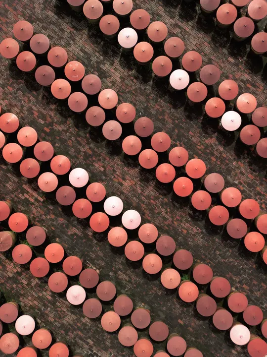 地上的蜡烛制成的墙