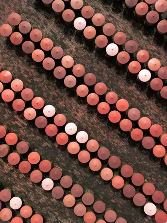 地上的蜡烛制成的墙