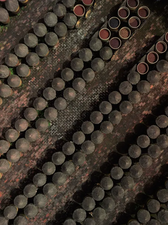 一些生锈的金属网状物躺在地上