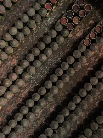 一些生锈的金属网状物躺在地上