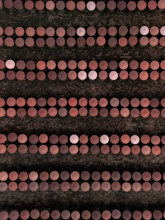 由砖块制成的圆环组成的墙