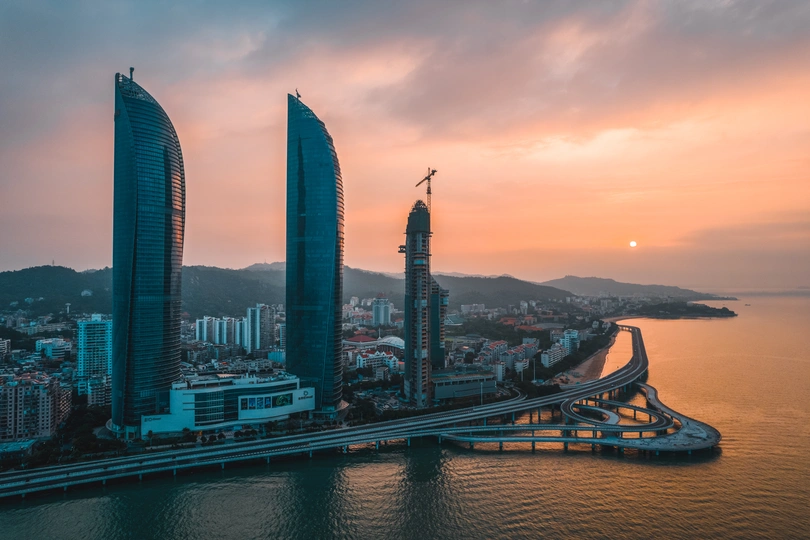 一座高大的城市 有高楼大厦和一座横跨水面的桥。