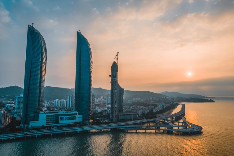 城市中有高楼和大桥跨河。