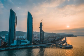 城市中有高楼和大桥跨河。