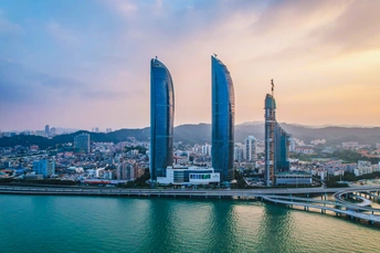 夕阳下 一座拥有高楼大厦和摩天大楼俯瞰河流的城市