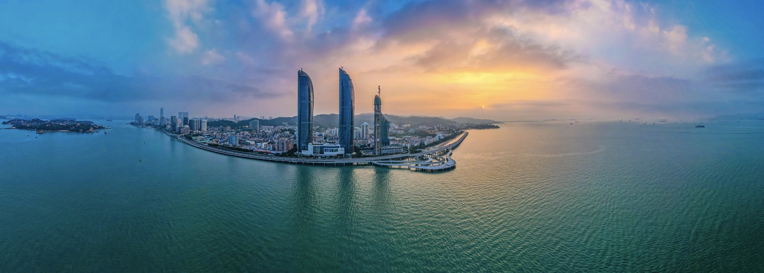 城市中有高楼和大船在水中