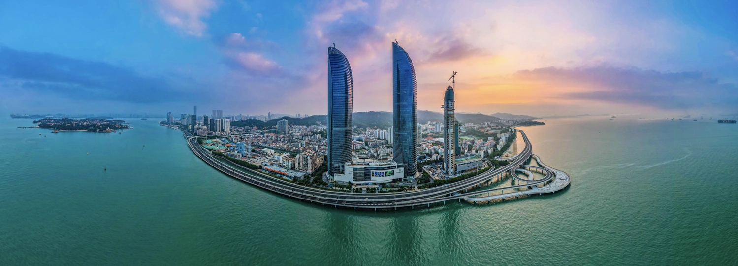 大型岛屿的空中俯瞰 高耸的建筑物