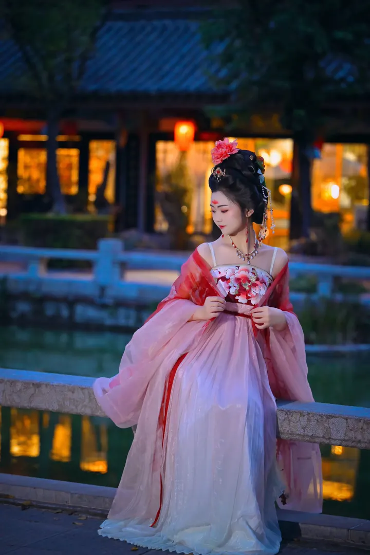 入夜小河边的女子