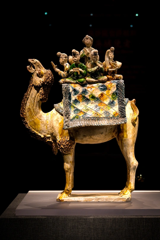 陶瓷骆驼和骑手 figurine