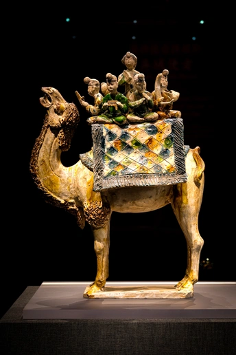 陶瓷骆驼和骑手 figurine