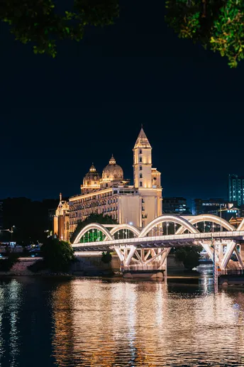 夜晚照亮了城市 一座桥跨过水面。