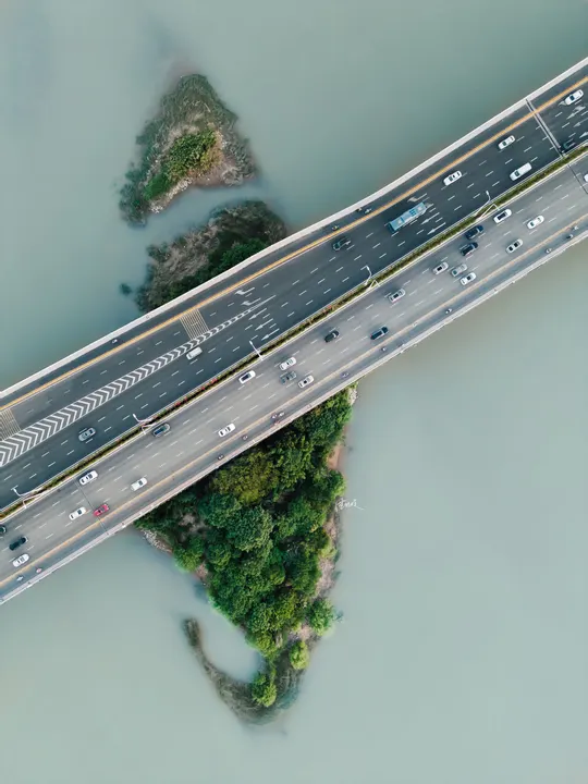 水上高速公路和岛屿的 aerial photo