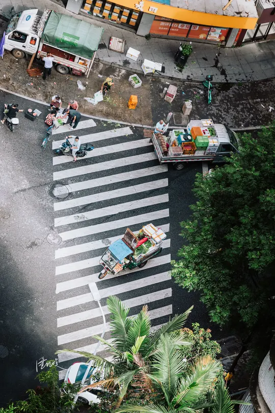 城市的一个交叉口 aerial view 人们穿越马路