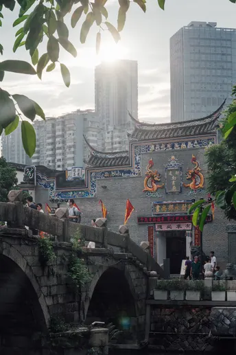 河上的桥上有人和背景中的建筑。