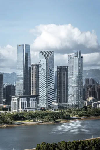 河边的摩天大楼城市