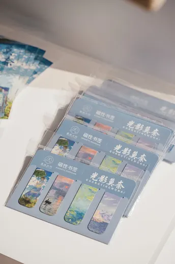 一个带有许多卡片的白色盒子