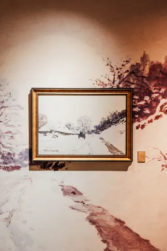 墙上的一棵树的图片