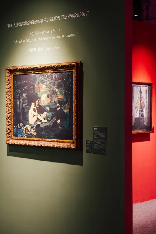 博物馆里的一幅画作的图片