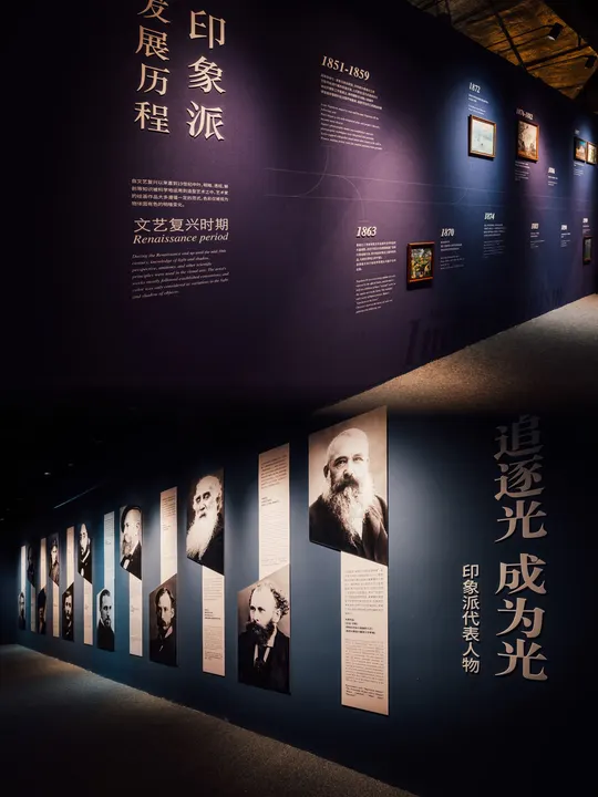 博物馆里一个有暗背景的展品