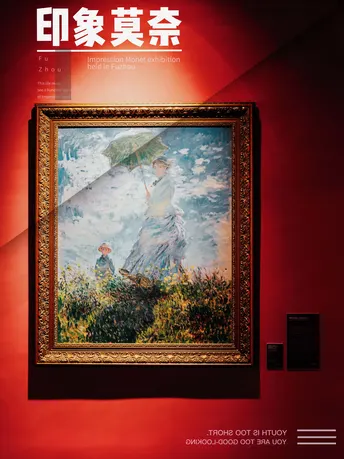 博物馆里一幅大型画作在红色墙壁上的图片